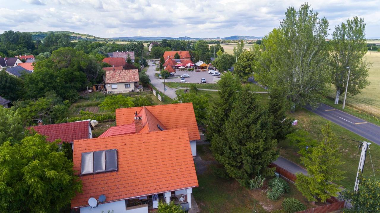 Ferienwohnung Huszar Vendeghaz Orvenyes Exterior foto