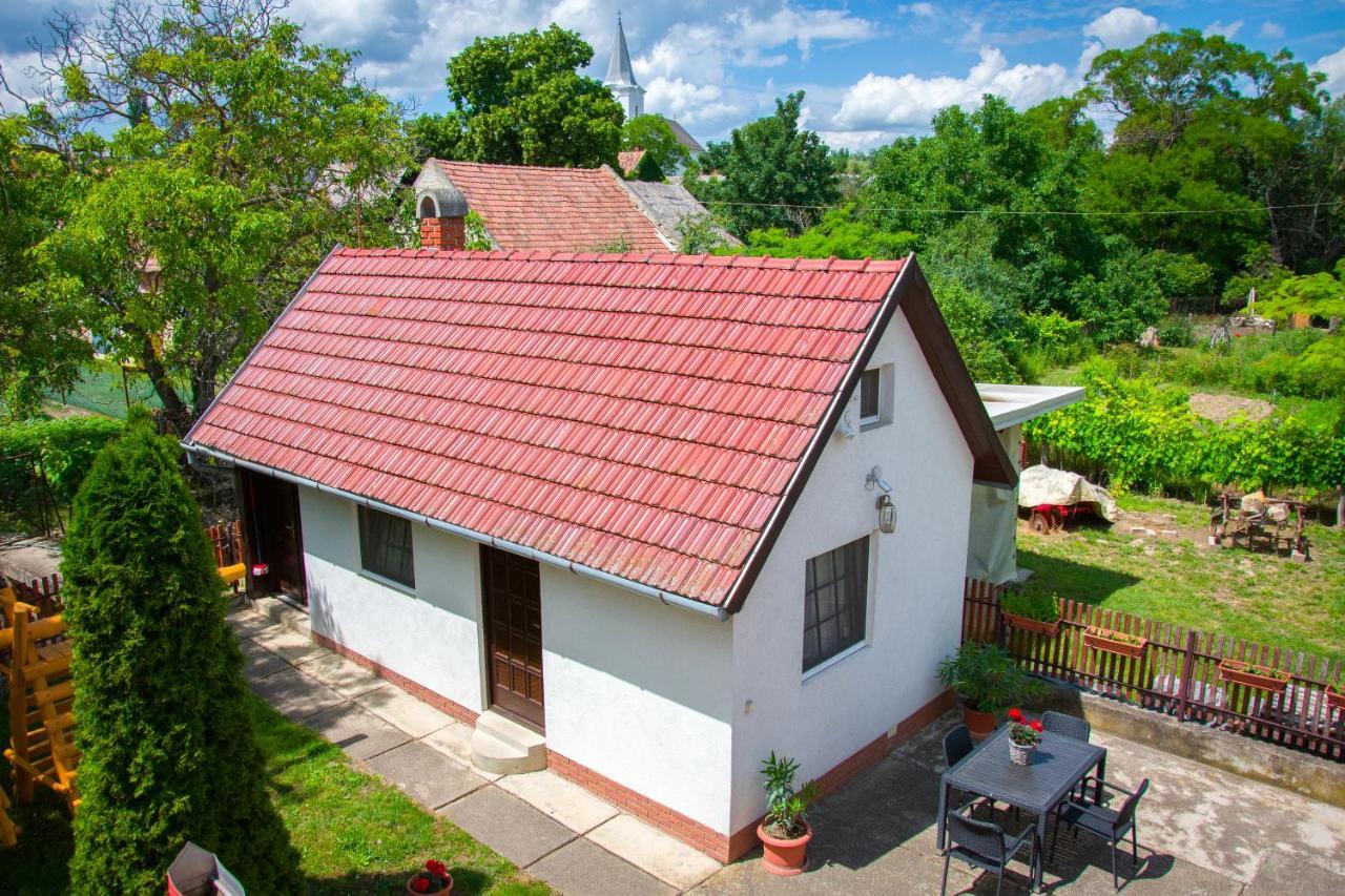 Ferienwohnung Huszar Vendeghaz Orvenyes Exterior foto